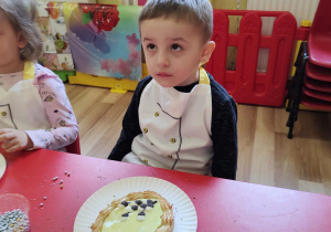 Dzieci ozdabiają mazurki